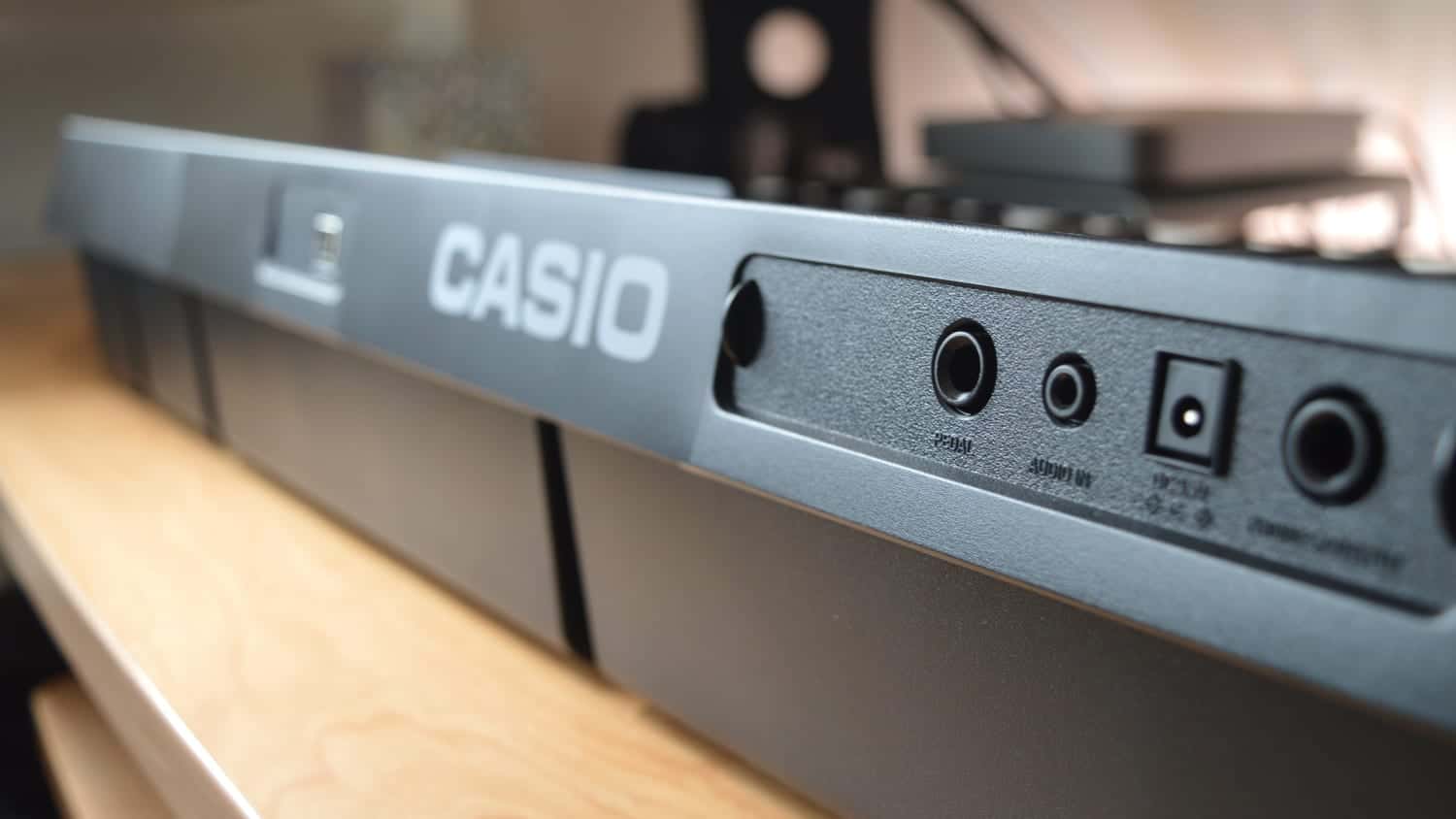 Casio CT-X700 Back