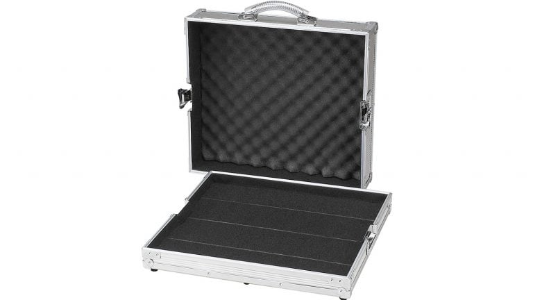 road-runner-effects-pedalboard with silver hardshell exterior