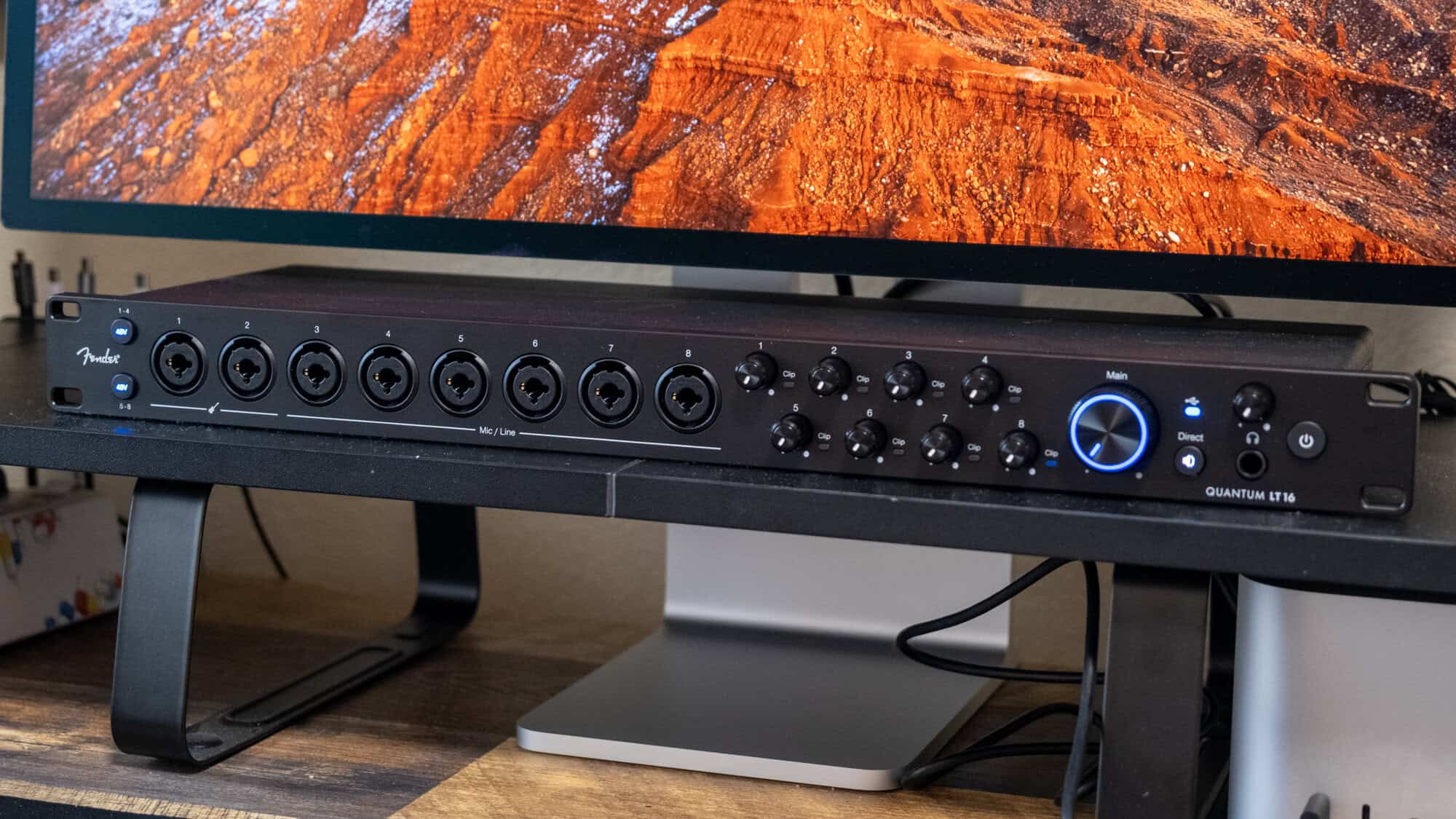 Fender Quantum LT 16 on a desk